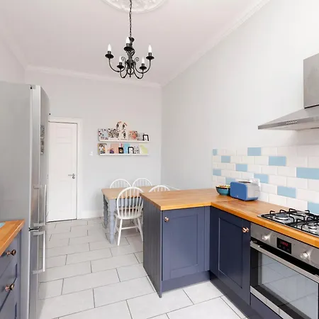 Chic And Stylish 2-bedroom Near Centre *