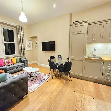 2 Bedroom Apt, 4 Beds, 3 Tv Near Fountain Park אדינבורו