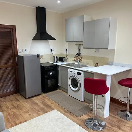 Centrally Located 1bed Flat Near The Meadows