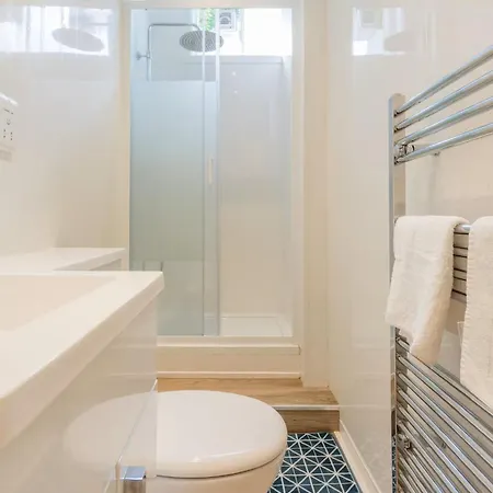 Maindoor Private Entrance 爱丁堡