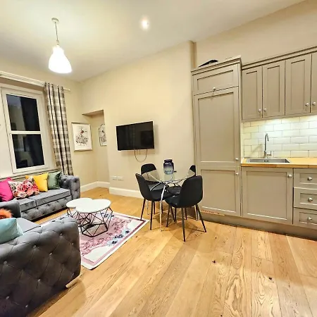 2 Bedroom Apt, 4 Beds, 3 Tv Near Fountain Park * אדינבורו