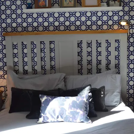 Large 2 Bed Flat, 2 Bath, Free Parking & Lift