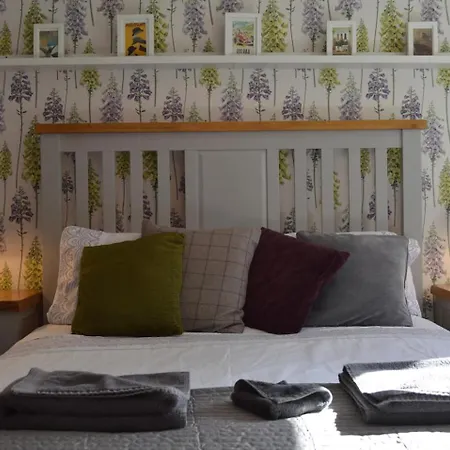 Large 2 Bed Flat, 2 Bath, Free Parking & Lift إدنبرة