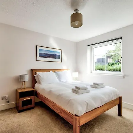 Bright & Modern Flat Daire Edinburgh
