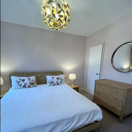 New Royal Mile Spacious Quiet Comfortable Flat With Balcony & Great Views Floor No Lift אדינבורו