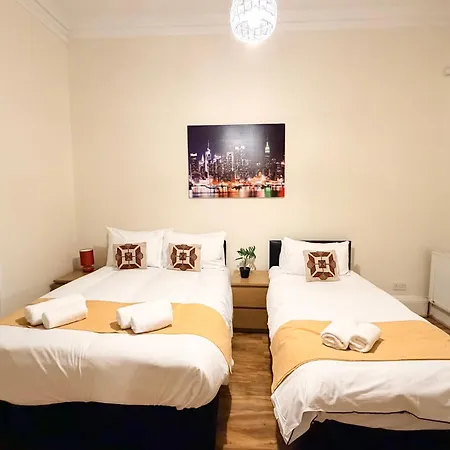 2 Bed Flat In Apartment