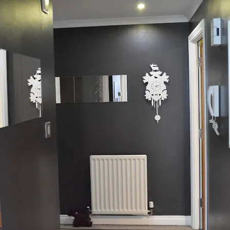 Large 2 Bed Flat, 2 Bath, Free Parking & Lift *