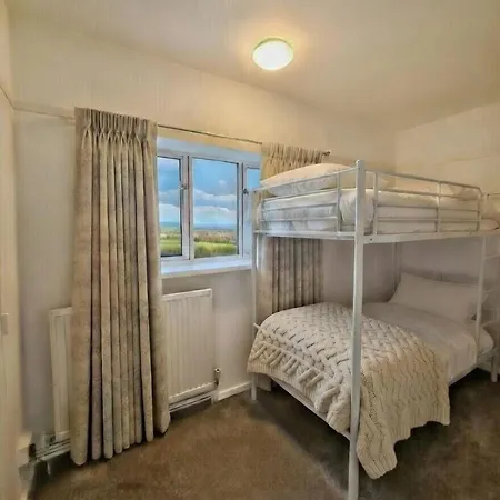 Feriehus Dreghorn House 5 B-rooms 9 Beds 3 Toilets 2 Showers,1 Bath 2 Receiption Secure Free Parking 233 Wifi *