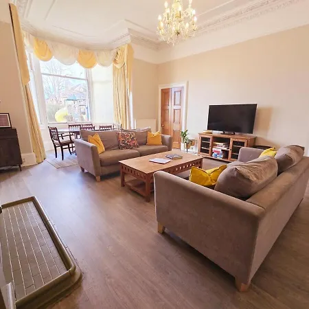 Delightful 4 Bedroom Family In Newington - Craigmillar Park 3*