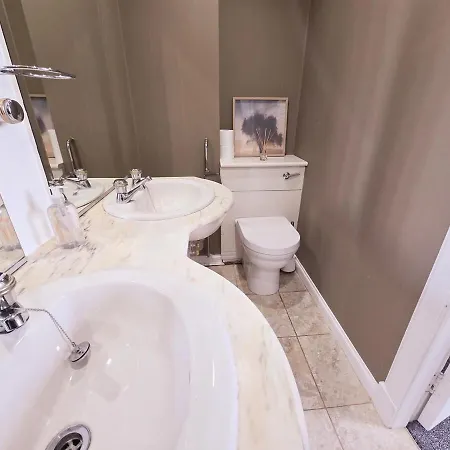 Konukevi Delightful 4 Bedroom Family In Newington - Craigmillar Park