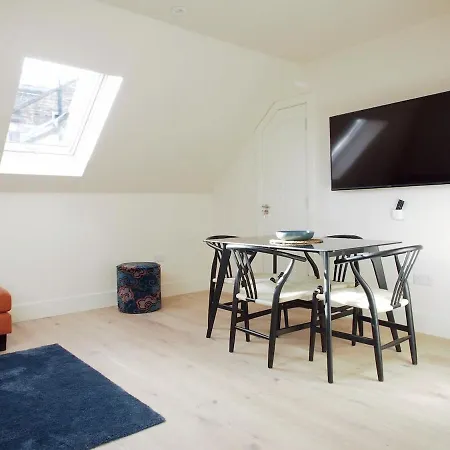 Stylish Mezzanine Loft In - Flat 5, Elgin House Apartmán *