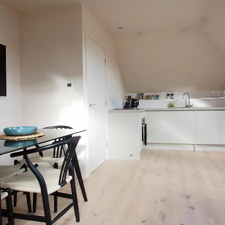Stylish Mezzanine Loft In - Flat 5, Elgin House Apartmán