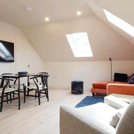 Bright & Airy Mezzanine Loft In - Flat 4, Elgin House Apartmán