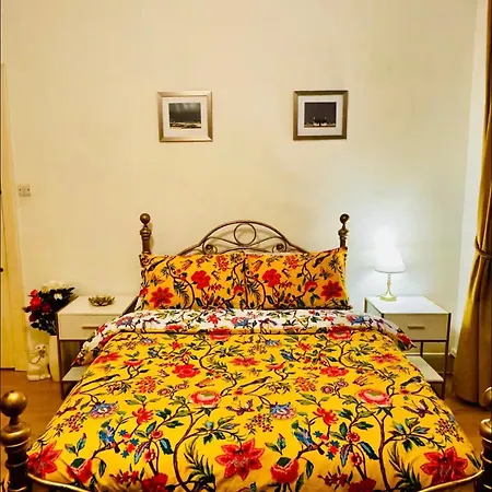 Charming With Private Bathroom In Centre Homestay