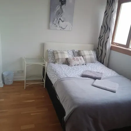 Bedroom In A 4 Bed House, Direct Bus To Center, Silver Édimbourg