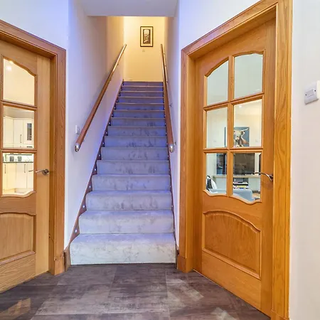 Family Friendly 3br Townhouse With 6 Beds And Parking Эдинбург