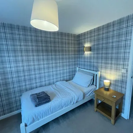 Entire 3 Bedroom House In Suburban Area בית נופש