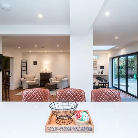 Vakantiehuis Spacious 5-bed With Garden Parking - Pass The Keys