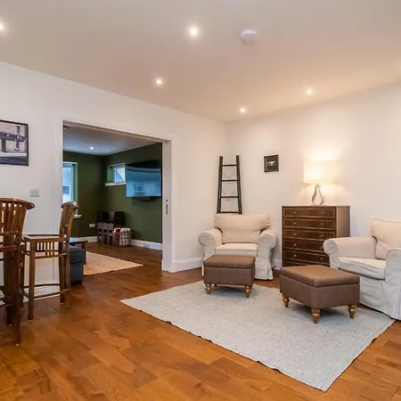 Spacious 5-bed With Garden Parking - Pass The Keys Edinburgh