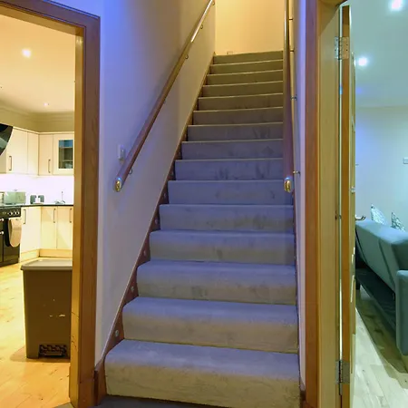 Family Friendly 3br Townhouse With 6 Beds And Parking Эдинбург