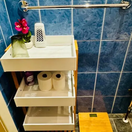 Charming With Private Bathroom In Centre