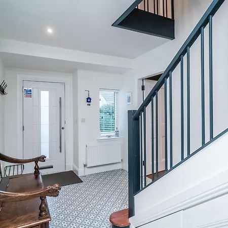 Vakantiehuis Spacious 5-bed With Garden Parking - Pass The Keys *