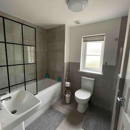Entire 3 Bedroom House In Suburban Area بيت للعطل *
