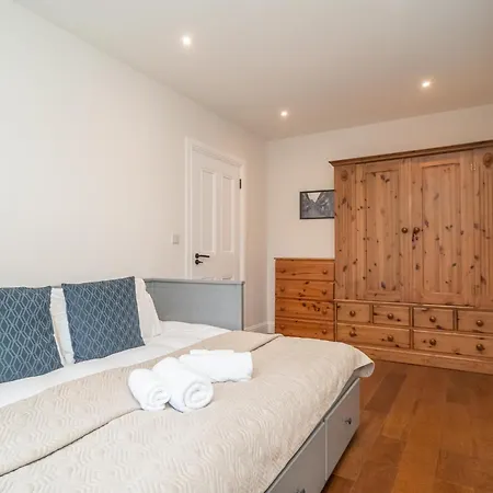 Vakantiehuis Spacious 5-bed With Garden Parking - Pass The Keys Edinburgh