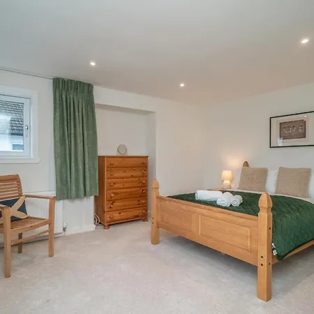 Spacious 5-bed With Garden Parking - Pass The Keys Vakantiehuis Edinburgh