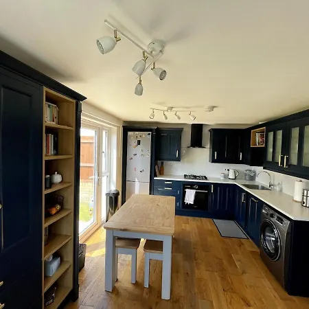 Feriehus Entire 3 Bedroom House In Suburban Area *