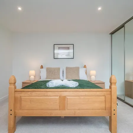 Spacious 5-bed With Garden Parking - Pass The Keys *