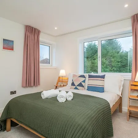 Ferienhaus Spacious 5-bed With Garden Parking - Pass The Keys