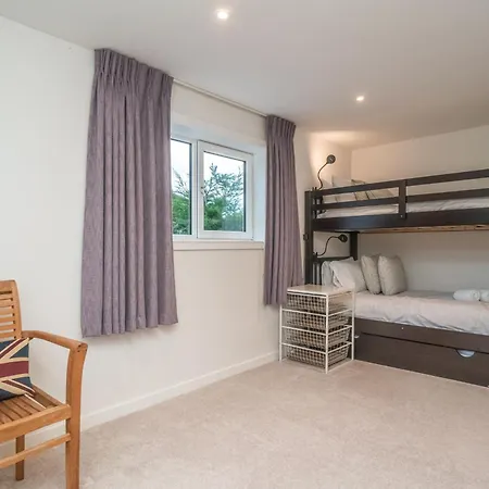 Spacious 5-bed With Garden Parking - Pass The Keys *