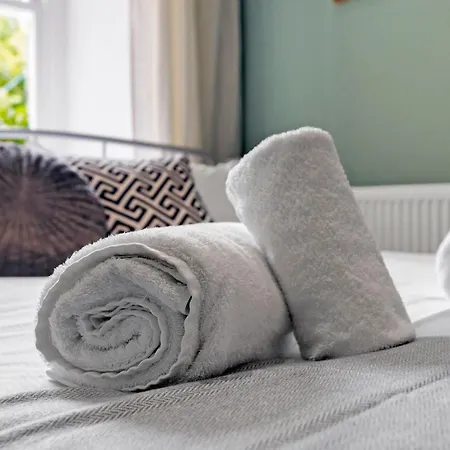 Stylish 2-bed Garden Вилла *