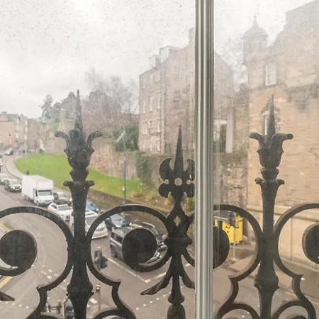 Charming 2-bed Flat Steps From The Royal Mile - Pass The Keys Apartman *