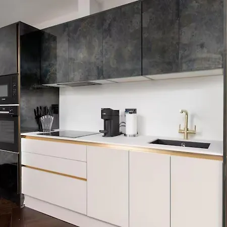 Near Transport - Hot Tub - Fireplace - Sleeps 2 דירה *