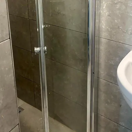 דירה Cozy With 2 Single Beds