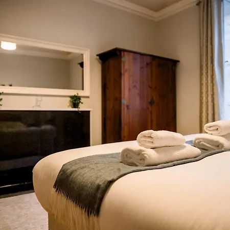 3 Bed Traditional On Picturesque Victoria St