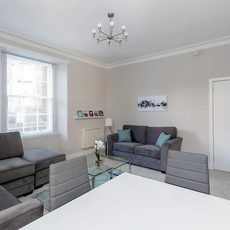 Grassmarket Modern Two Bedroom *