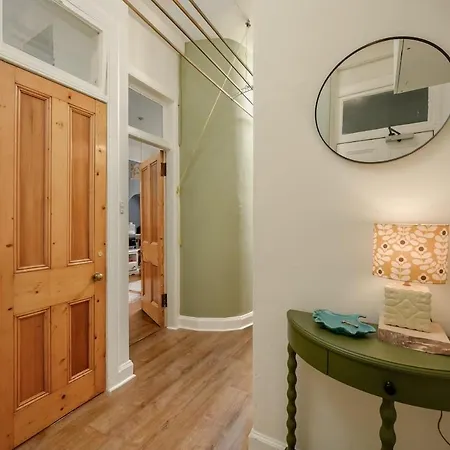 Quiet 1-bed Flat By The Meadows شقة