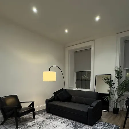 Cosy Modern On Leith Walk 爱丁堡
