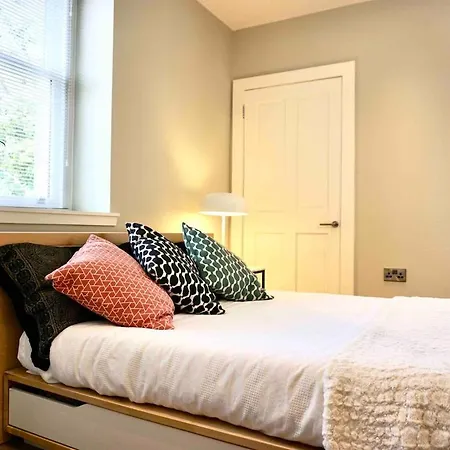 Fully Licensed In Peaceful Neighbourhood Apartment Edinburgh