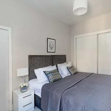 Grassmarket Modern Two Bedroom