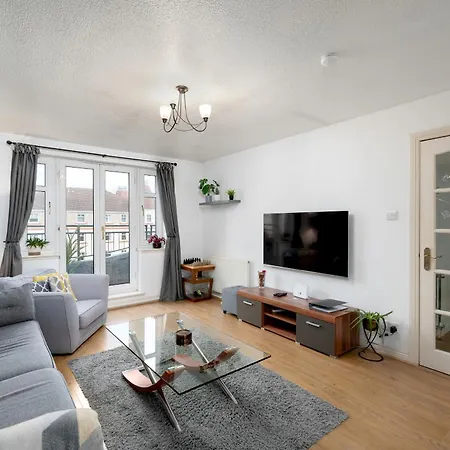 Stylish 2-bed Flat With Balcony Near Haymarket - Pass The Keys Édimbourg