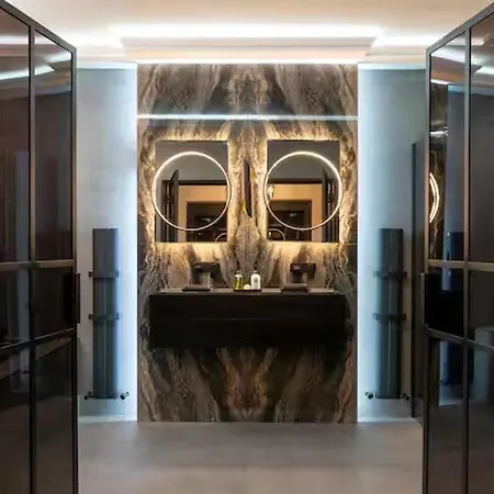 Near Transport - Hot Tub - Fireplace - Sleeps 2 דירה