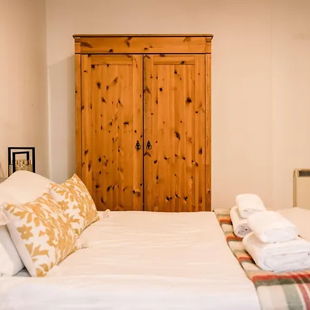 3 Bed Traditional On Picturesque Victoria St * إدنبرة