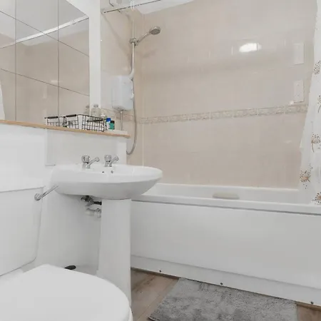 Cozy 2br With Car Parking דירה