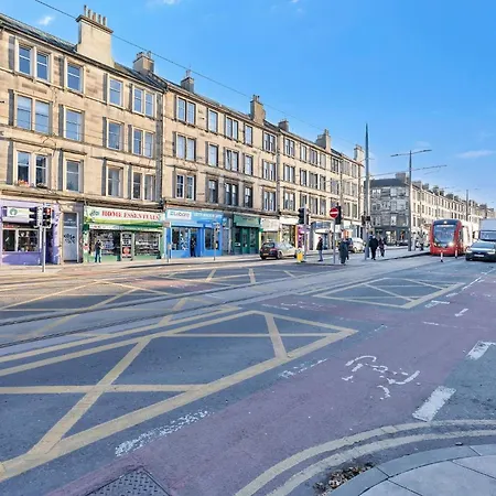 Bright 2 Bedroom Flat On Leith Walk *