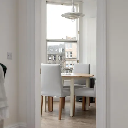 Elegant 2-bedroom In New Town Near Princes Street Lejlighed