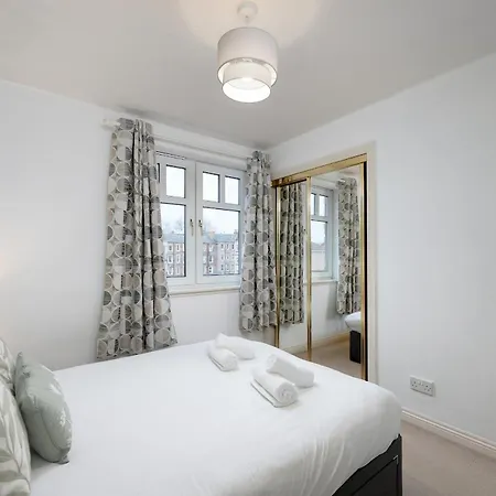 Stylish 2-bed Flat With Balcony Near Haymarket - Pass The Keys Appartement Édimbourg